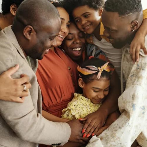 Família reunida em momento de afeto e segurança